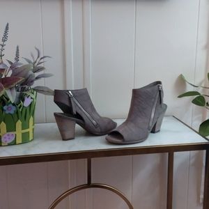 NWOB  Paul Green Gray Suede Shoe Booties